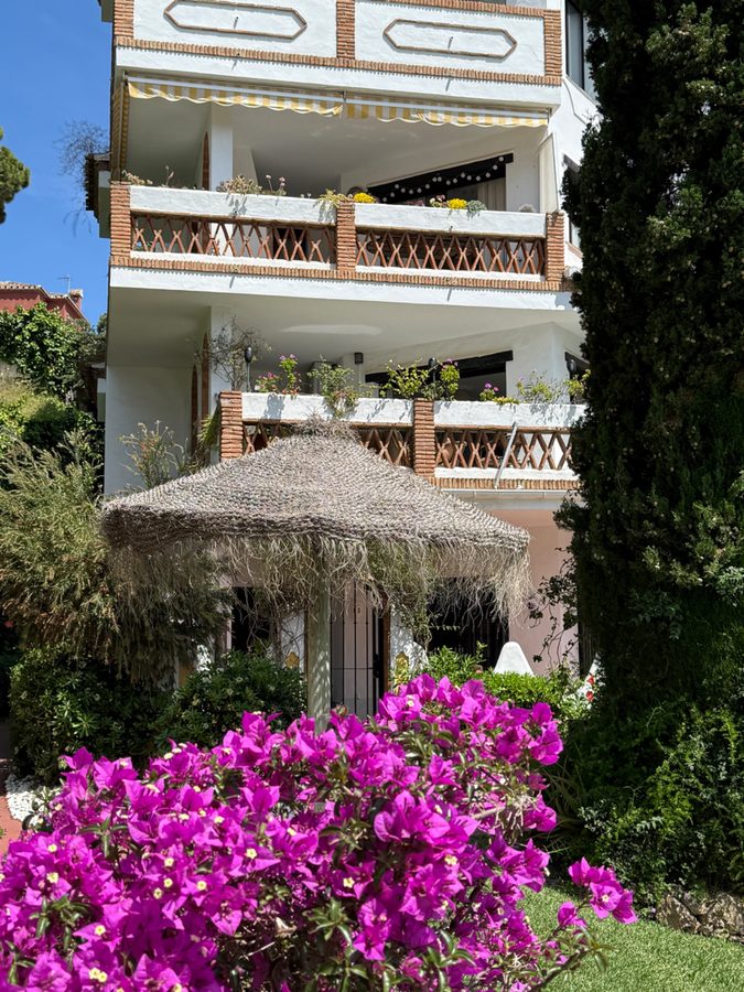 Calahonda Charm gebouw met bougainvillea